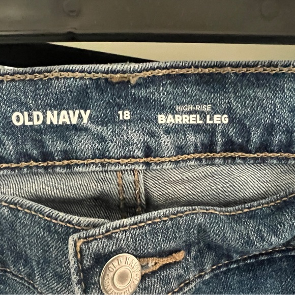 Old Navy Women's Cropped barrel leg Blue Jeans - Picture 2 of 2